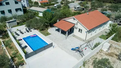 Bazen u objektu Villa Divna Vodice-Srima ili u blizini