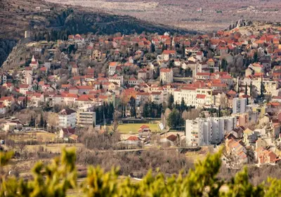 Pogled na grad 'Drniš' ili pogled na grad iz vikendica