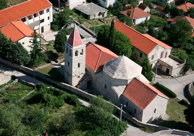Okolica vikendica ili susjedstvo u blizini