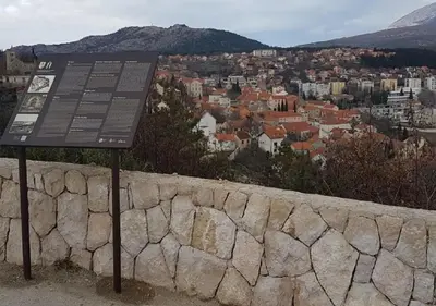 Pogled na planine ili pogled na planine iz vikendica