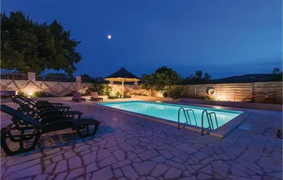 Bazen u objektu Four-Bedroom Holiday Home In Tribunj ili u blizini