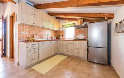 Kuhinja ili čajna kuhinja u objektu Four-Bedroom Holiday Home In Tribunj