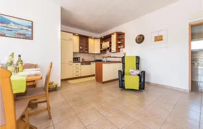 Kuhinja ili čajna kuhinja u objektu Four-Bedroom Holiday Home In Tribunj