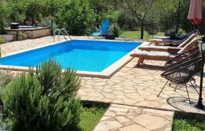 Bazen u objektu Family friendly holiday home 