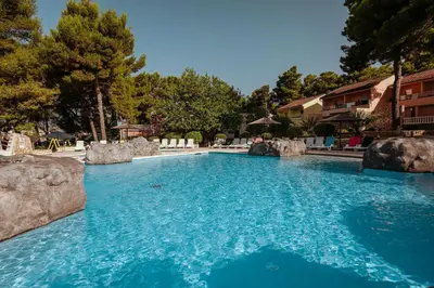 Bazen u objektu Matilde Beach Resort ili u blizini