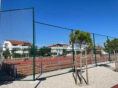 Tereni za tenis i/ili skvoš u sklopu objekta Apartments Miriam Srima ili u blizini