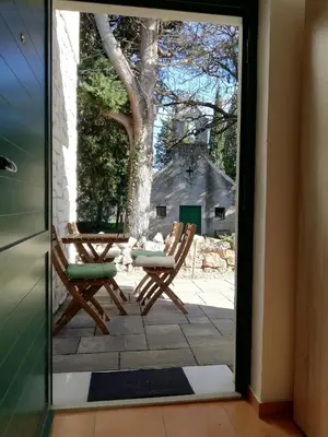 Popločani dio dvorišta ili vanjski dio objekta Kod Male Gospe