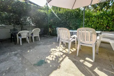 Popločani dio dvorišta ili vanjski dio objekta Apartments Luka