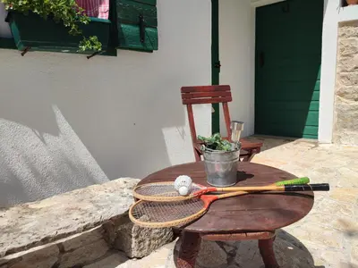 Popločani dio dvorišta ili vanjski dio objekta House Kuna - kuća za odmor i opuštanje -NP Krka