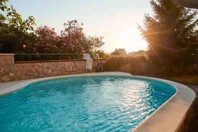 Bazen u objektu Luxurious city retreat with pool ili u blizini