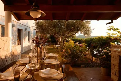 Restoran ili neka druga zalogajnica u objektu Luxurious city retreat with pool