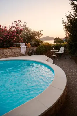 Bazen u objektu Luxurious city retreat with pool ili u blizini
