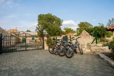 Vožnja biciklom pokraj objekta Villa Ane, Divine holiday ili u blizini