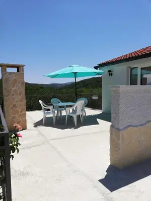 Popločani dio dvorišta ili vanjski dio objekta Apartmani Goga