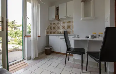 Kuhinja ili čajna kuhinja u objektu Studio apartment by the sea
