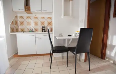 Kuhinja ili čajna kuhinja u objektu Studio apartment by the sea