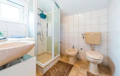 Kupaonica u objektu Three-Bedroom Apartment In Bilice