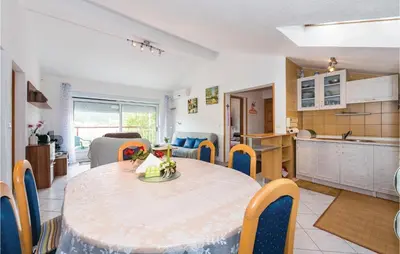 Kuhinja ili čajna kuhinja u objektu Three-Bedroom Apartment In Bilice