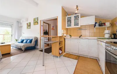 Kuhinja ili čajna kuhinja u objektu Three-Bedroom Apartment In Bilice