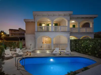 Bazen u objektu Villa Authentica with Heated Pool ili u blizini