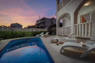 Bazen u objektu Villa Authentica with Heated Pool ili u blizini