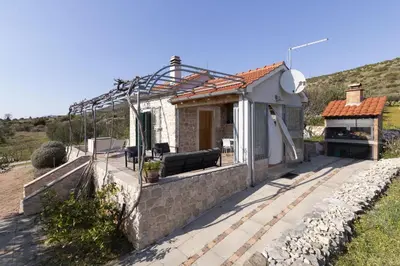 Zgrada u kojoj se nalazi vikendica