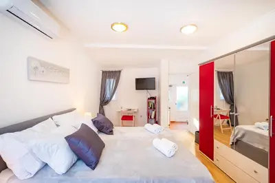 Krevet ili kreveti u jedinici u objektu Mediterranean terrace apartment with Bikes & SUP