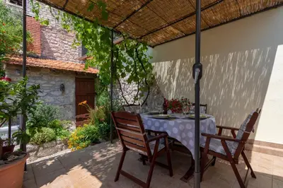 Vrt u objektu Mediterranean terrace apartment with Bikes & SUP
