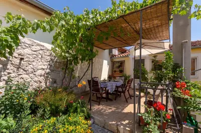 Vrt u objektu Mediterranean terrace apartment with Bikes & SUP