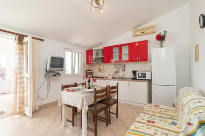 Kuhinja ili čajna kuhinja u objektu Apartments by the sea Rogoznica - 15551