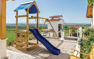 Dječje igralište u objektu One-Bedroom Holiday Home In Danilo