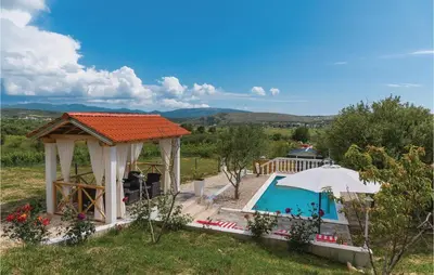 Bazen u objektu One-Bedroom Holiday Home In Danilo ili u blizini