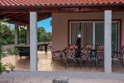 Popločani dio dvorišta ili vanjski dio objekta Villa Tamaris hidden gem near beach