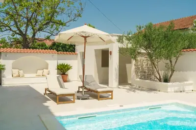 Bazen u objektu Villa Bianca Vodice ili u blizini