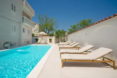 Bazen u objektu Villa Bianca Vodice ili u blizini