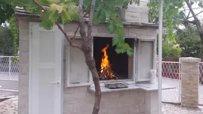 Oprema za roštilj dostupna gostima apartmana