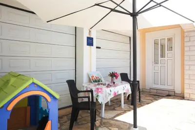 Popločani dio dvorišta ili vanjski dio objekta Apartment Brodarica 15270a
