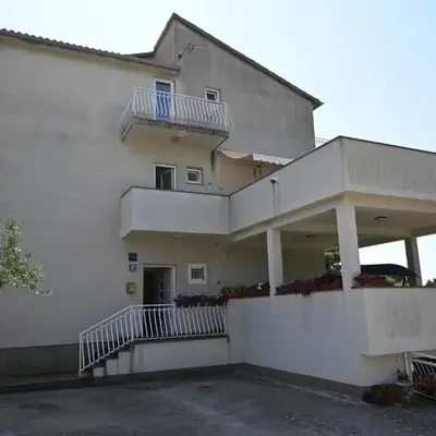 Apartments with parking space Brodarica