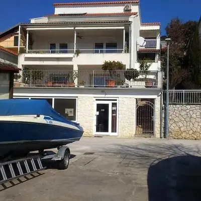 Apartments by the sea Tisno