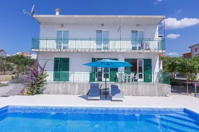 Bazen u objektu Neda House ili u blizini