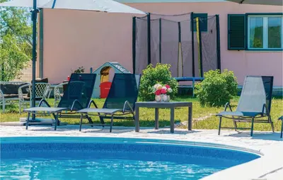 Bazen u objektu Awesome Home In Unesic ili u blizini