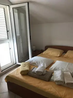 Krevet ili kreveti u jedinici u objektu Apartments by the sea Primosten - 15704