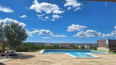 Bazen u objektu Villa Scolopax rusticola Skradin with heated pool ili u blizini
