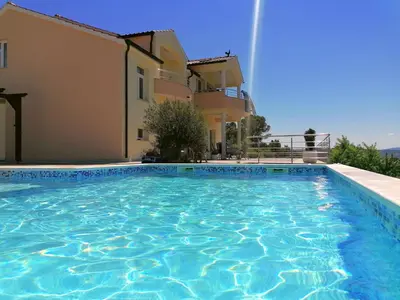 Bazen u objektu Villa Scolopax rusticola Skradin with heated pool ili u blizini
