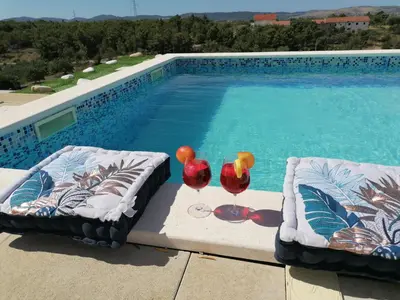 Bazen u objektu Villa Scolopax rusticola Skradin with heated pool ili u blizini