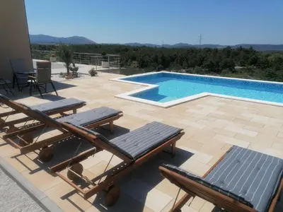 Bazen u objektu Villa Scolopax rusticola Skradin with heated pool ili u blizini