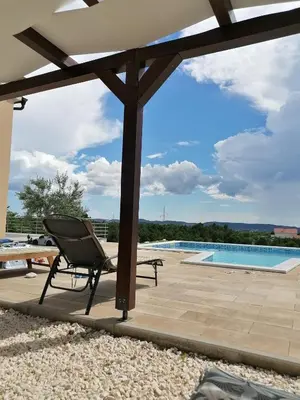 Bazen u objektu Villa Scolopax rusticola Skradin with heated pool ili u blizini