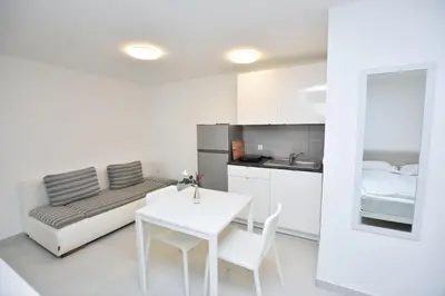 Kuhinja ili čajna kuhinja u objektu Apartments Leonardo