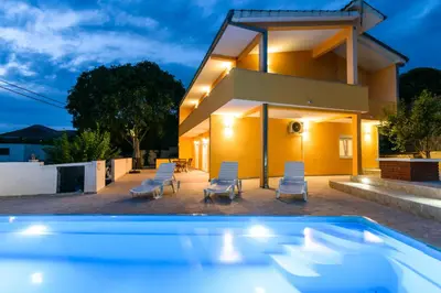 Bazen u objektu Villa Sellina ili u blizini