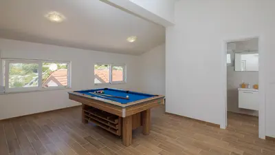 Stol za biljar u objektu Villa Olive Tree